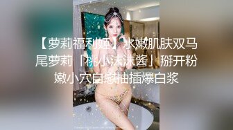 【新片速遞】渣男浪女小可爱全程露脸激情群P，一起伺候床上的两个小哥哥口交大鸡巴，让小哥道具玩逼，一起抽插精彩刺激