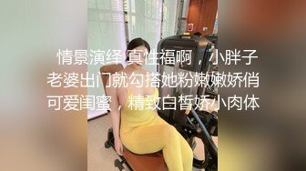 两个妹子大力塞穴轮流把罐装可乐瓶往小穴里塞很会玩