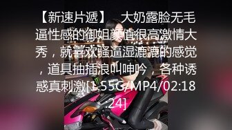 洗浴会所保安躲藏 在排气扇通风口附近手持偷拍女浴客洗澡貌似有几个身材还可以