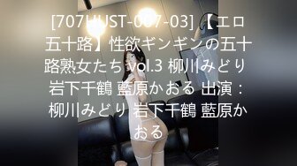 咸湿房东浴室窗外偷窥身材不错上夜班的打工妹洗澡妹子对着镜子扎着马步擦逼