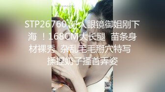   可爱cos女仆坐在大鸡巴上贪婪的摇晃，溢到外面的精液也不放过舔到嘴里全部吃掉