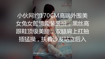 白毛女友穿白丝，爱在镜头前比耶