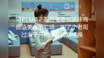 双女主调教男奴，淫声荡语不断跪地爬行舔弄骚穴，被玩鸡巴和屁眼，各种舔弄女主骚逼淫水好多让他吃干净