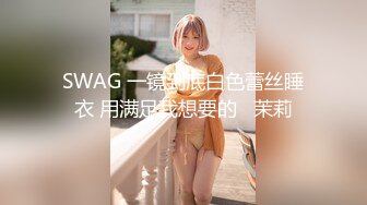 清纯萌动的服务员小美女，吃完饭尾随她上厕所偷拍了一番，小穴流水水还挺动人1