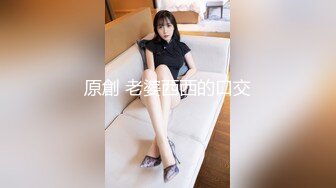 上面在玩吃鸡下面美女吃JB ，极品美女趴在桌子下口交 ， 顶级蜜桃臀 ，骑乘抽插