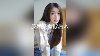 女销售员为了能签下合同只能让客户玩：‘你还没说和我什么时候签合同好痛好痛好痛’，‘痛你就叫呀，等我把你玩高潮了就签，揉奶’！