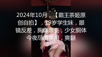 《极品CP魔手外购》潜入女厕赤裸裸拍脸拍逼各种美女小姐姐方便~制服女的蕾丝内简直太惹火美女高崛屁股给你拍 (6)