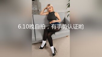 穿牛仔裙的柔顺黑发小美女，乖巧听话型，万达上厕所跟过去看  下面森林值得一舔为净 尿完等她一起搭电梯！