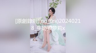 专注人前露出与路人同框美腿女神GI9ZA视图集，公园超市广场哪人多往哪去和老登一起锻炼 (2)