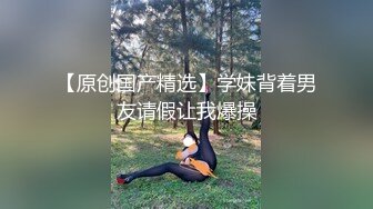  性感红唇骚女两男一女淫乱啪啪，非常迫不及待快过来呀，双屌左右一起交还说真好吃