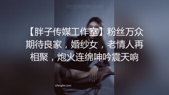 颜值不错的纯情大奶妹，全程露脸互动撩骚狼友圆润坚挺骚奶子揉捏逐渐升温，听狼友指挥脱光舔弄