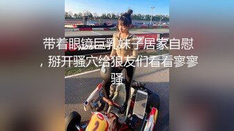 把同学潘小莲的妈妈上了：骚逼，把屁股撅起来，屁股晃一晃。真骚呀，干净的小穴，使劲拿大鸡巴捅！