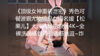 商场女厕全景偷拍绿衣美女B毛杂乱的鲍鱼