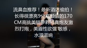 苹果手机门缝偷拍爱狗的合租妹子脱光衣服一边打电话一边揉胸