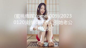 玩瓶子的小女生