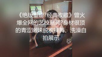 网吧里的小骚货全程露脸跑到公共卫生间里自慰，直接骑在马桶刷手柄上玩逼，嘴里叼着内裤坐插假阳具呻吟续