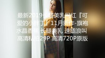 长发美少妇全裸自慰，粉色蝴蝶逼，不停爱抚阴蒂和外阴