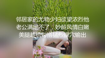  淫靡婚纱 绿帽贡献妻子给别人玩，穿着婚纱被单男拽着头发肏，自己只能看着老婆被内射撸