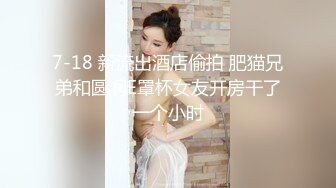 商场多名女员工厕吸烟那位显得特别骚