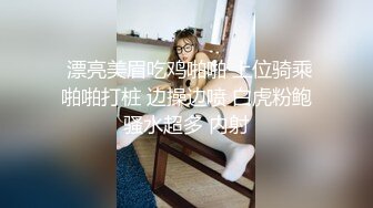 三男两女居家乱交Party,俩小母狗翘着蜜桃臀等待大J8的进入,场面疯狂,呻吟声不断