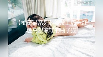 《中医养生推拿按摩馆》白嫩少妇叫了一男一女两个技师按摩女顾客去洗澡时男技师强行把女技师给操了后来女顾客也加入战斗