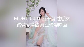 写字楼厕拍白底黑网格上衣很喜庆的少妇