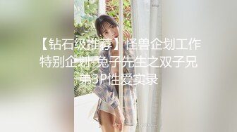 奶茶店女厕白短衫牛仔裤清秀小妹,两片红嫩的微毛鸡冠唇真想蹭蹭[