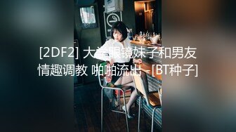 主題酒店鐘點房拍攝到的一對中年男女開房偸情私會啪啪 吸肉棒舔全身騎乘69連幹2炮直接累趴下了 露臉高清