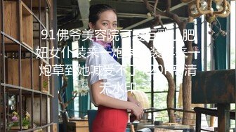 女同学扭动腰肢，射在屁股上.