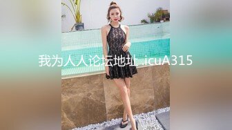 清純眼鏡娘，文文靜靜，佳人美乳，墻上掛著自己拍的藝術寫真