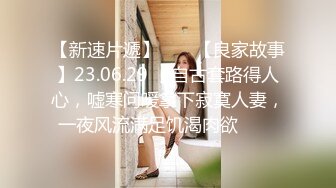 门缝下偷拍邻居家妹子洗完澡赤身裸体出来擦身体,两个奶子圆鼓鼓的,逼逼只有一点毛