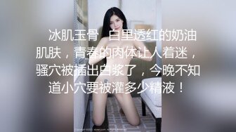 小情侣出租屋里面直播赚钱，和娇小小女友啪啪大战白虎花样超多，道具插穴自慰