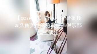 颜值不错的风骚女模特，大辫子漏出骚奶子诱惑狼友跟两位大哥激情3P，让小哥吃奶玩逼轮流爆草抽插，浪叫呻吟