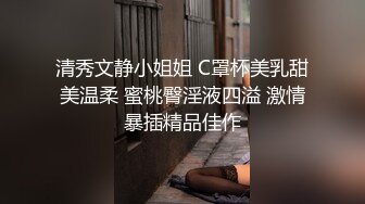 气质甜美酒窝女神今天黑色内衣丁字裤，解开内衣掏出白皙美乳揉捏，拨开丁字裤掰开极品粉穴，浴室洗澡湿身诱惑