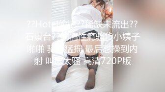 连续叫来俩妹子，小萝莉没感觉换白嫩好身材少妇，脱光了挺带劲