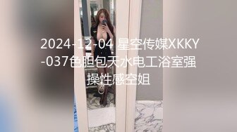  超正的大奶子，小少妇一个人在家诱惑狼友，超级美乳撅着屁股掰开骚逼给狼友看骚穴自慰